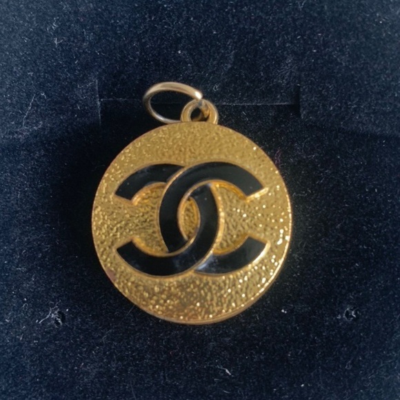 Redesigned Chanel pendent - Picture 1 of 2